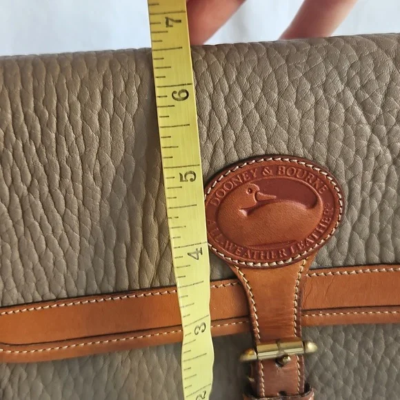 Vintage Dooney & Bourke Classic Tan and Brown Leather Crossbody Bag - Picture 10 of 13